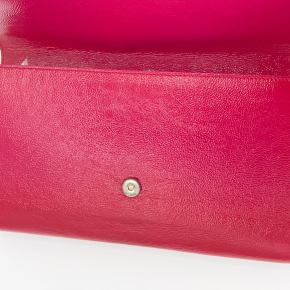 YSL Belle Du Jour patent clutch in a gorgeous pinky red! Nice vintage condition! - Picture 7 of 12